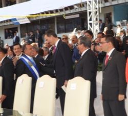 Don Felipe conversa con el presidente de Honduras, Porfirio Lobo, en la Ceremonia de Traspaso de Mando Presidencial